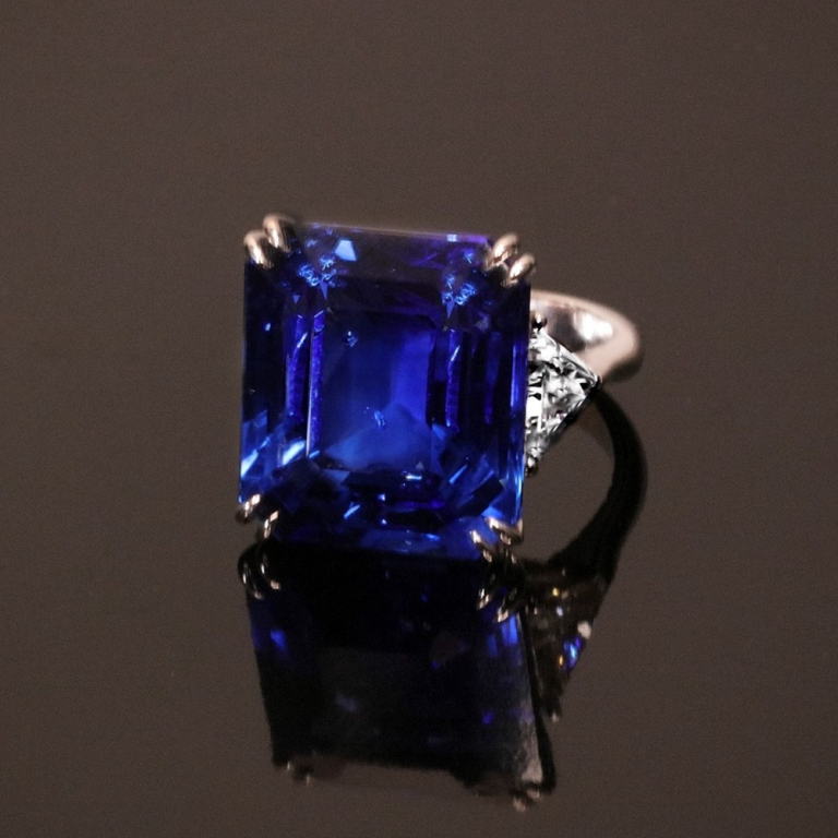 Royal, Extraordinary sapphire and diamond ring
